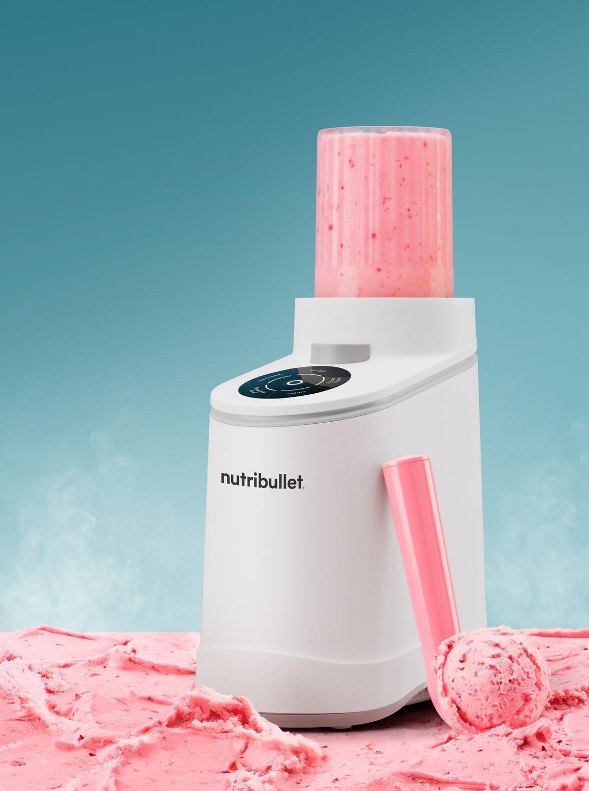 Ein weißer Nutribullet-Mixer mit Erdbeer-Milchshake und Eiscreme auf einem blauen Hintergrund.