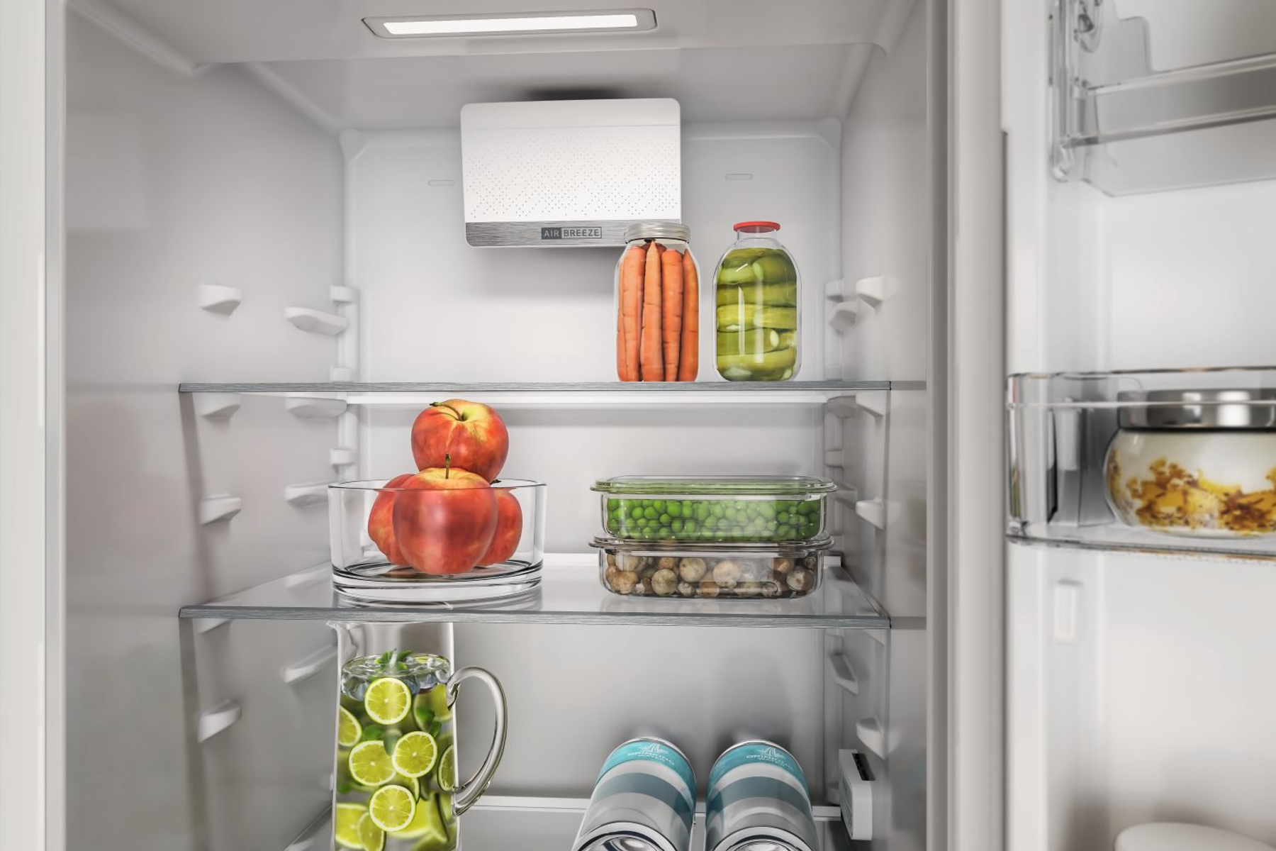 Interior de refrigerador con manzanas, frascos de pepinillos y zanahorias, guisantes, champiñones y bebidas.