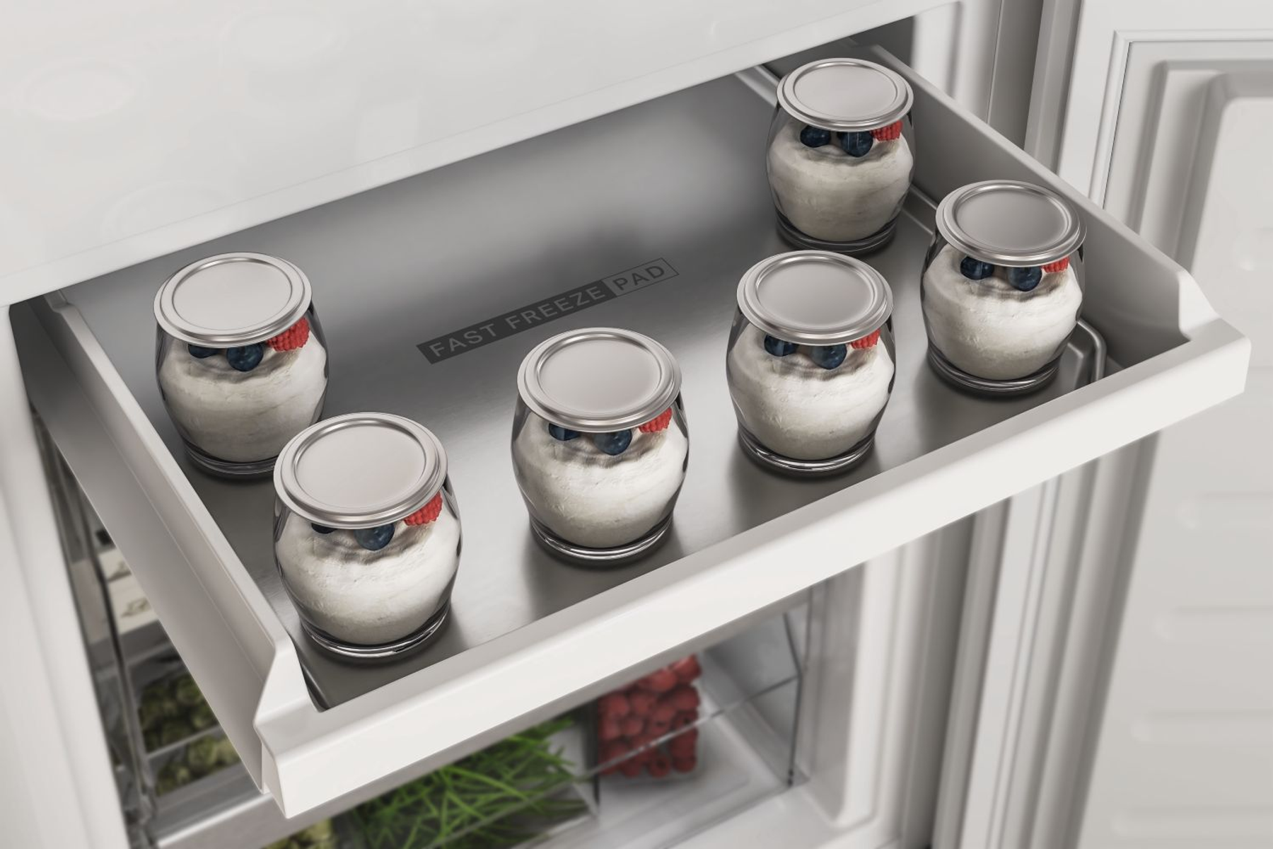 Seis frascos con contenido blanco y bayas, en un estante de refrigerador.