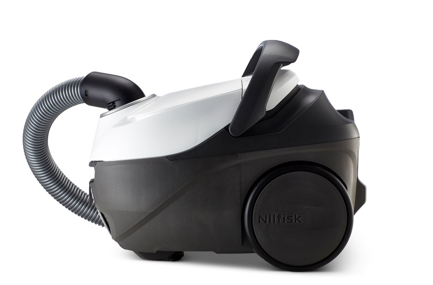 Un aspirateur Nilfisk blanc et noir avec tuyau et poignée.