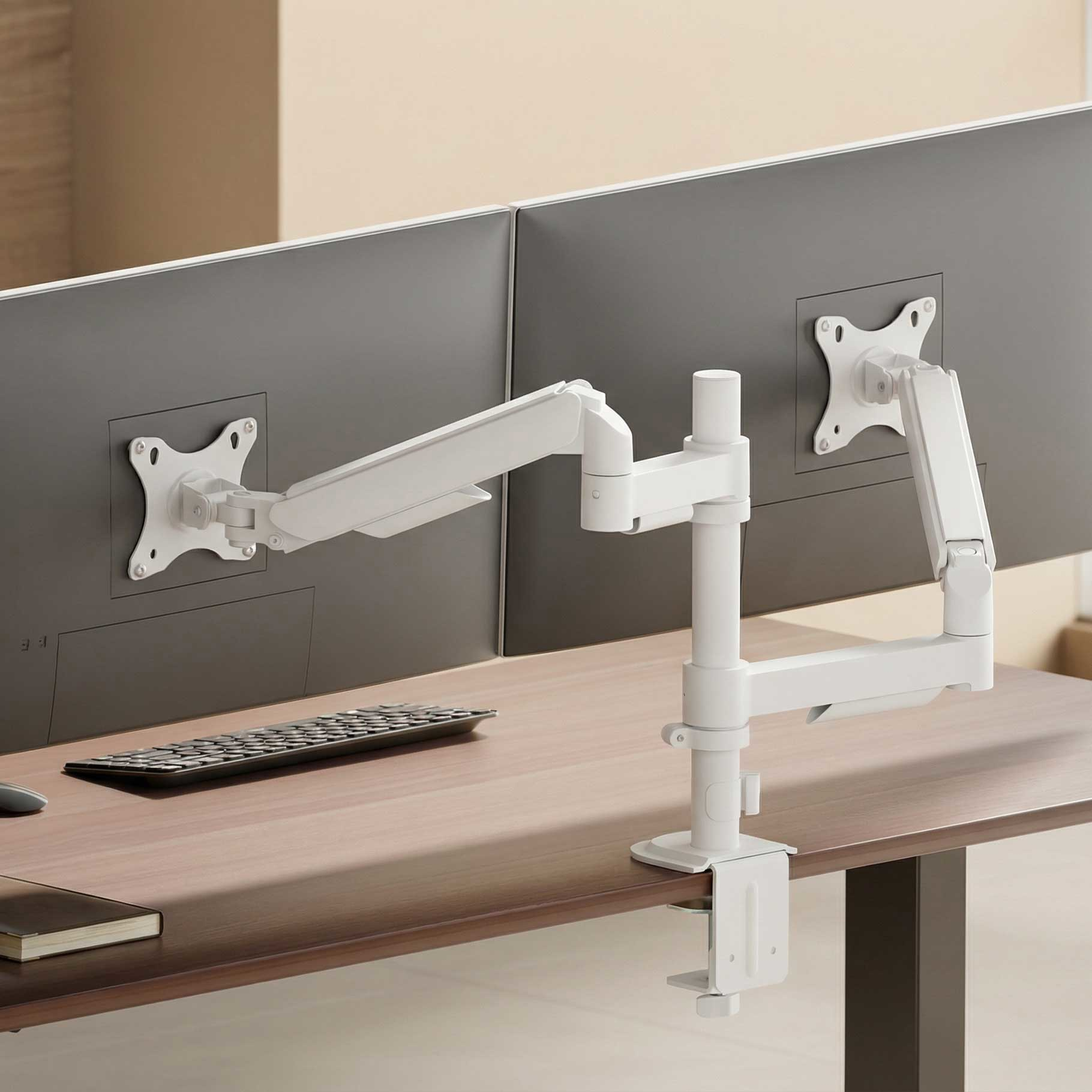 Dos brazos de monitor blancos sostienen pantallas grises en un escritorio.
