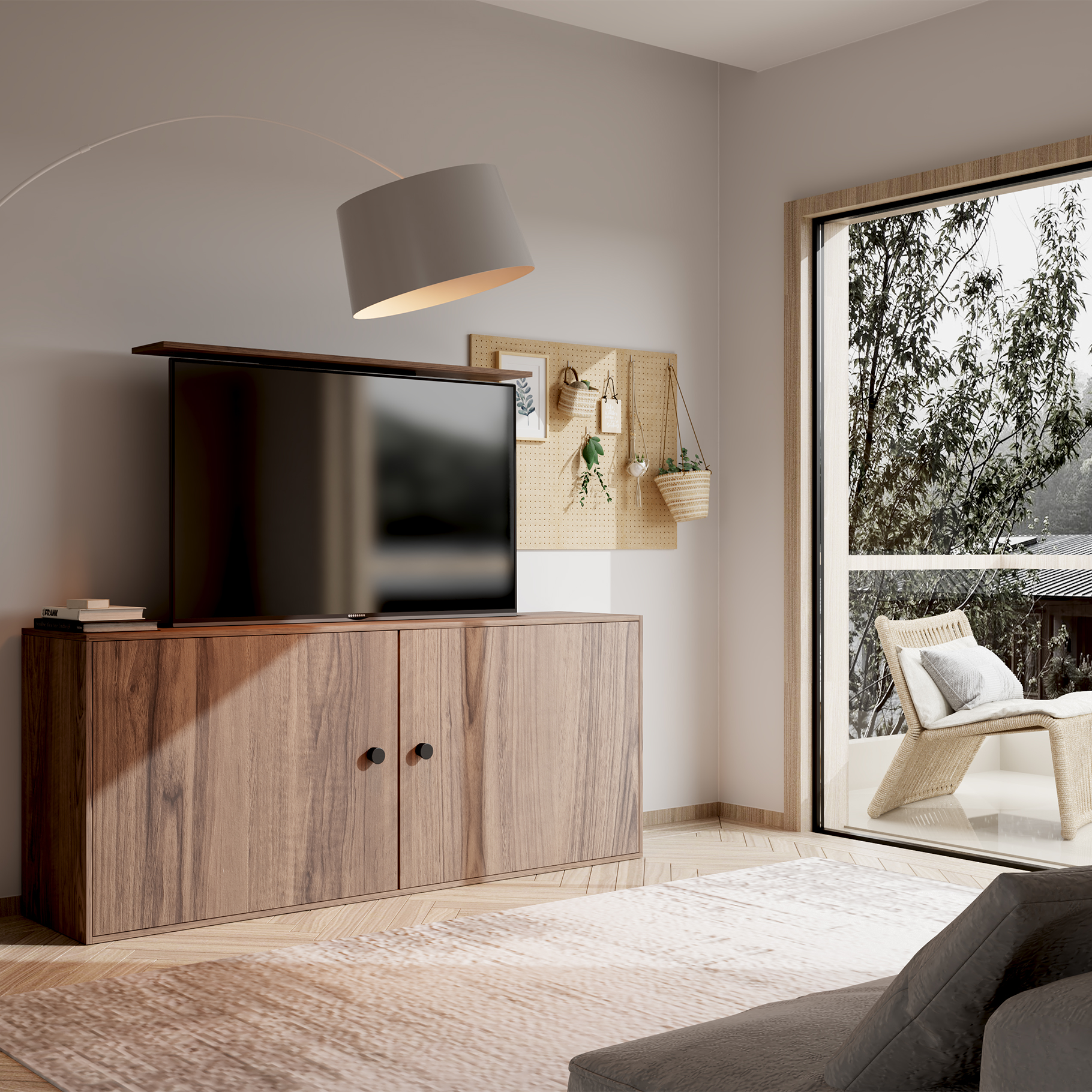 Una sala de estar con TV en un mueble de madera, junto a una ventana con vistas a árboles.