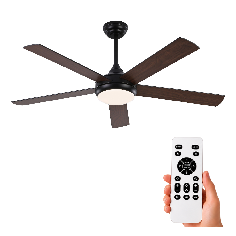 Un ventilador de techo negro con cinco aspas de madera oscura y luz es sostenido por un mando.
