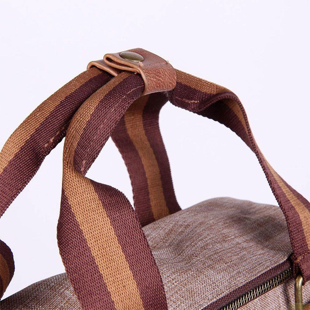 Correas a rayas marrones y marrón oscuro con detalles de cuero en un bolso.