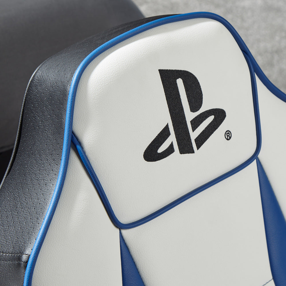 Białe krzesło gamingowe z niebieską lamówką i logo PlayStation.