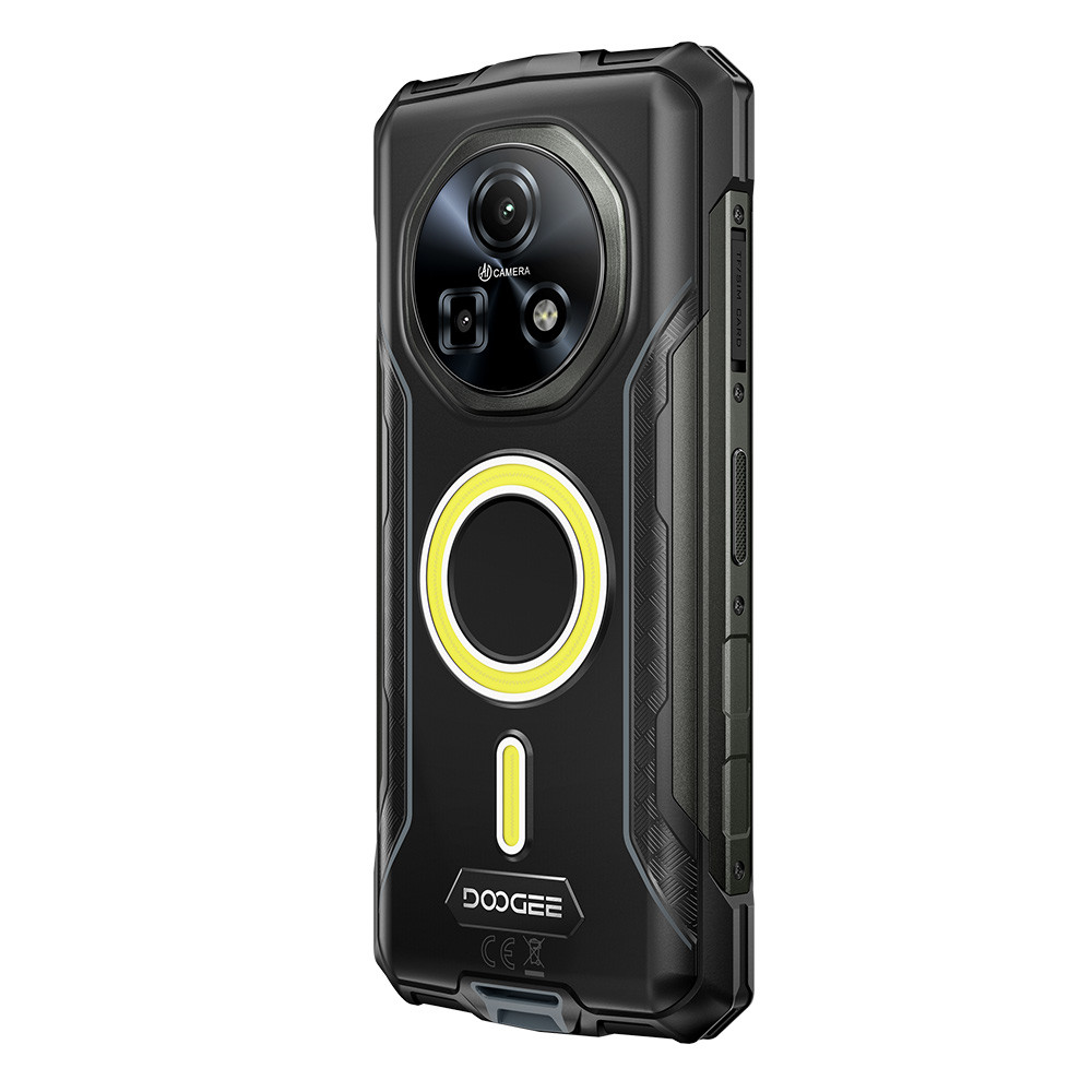 Retro di un robusto telefono nero con tre fotocamere e un anello giallo.