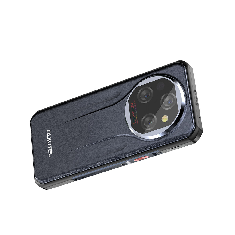 Smartphone grigio scuro con tripla fotocamera posteriore e anello argentato.