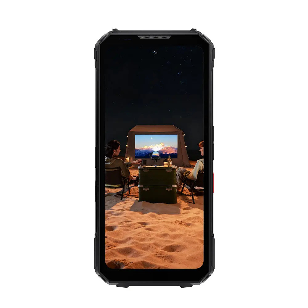 Due persone fanno campeggio, guardano un film su uno schermo davanti a una tenda.