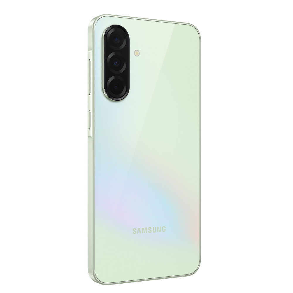 Uno smartphone Samsung verde chiaro visto da dietro con tre fotocamere.