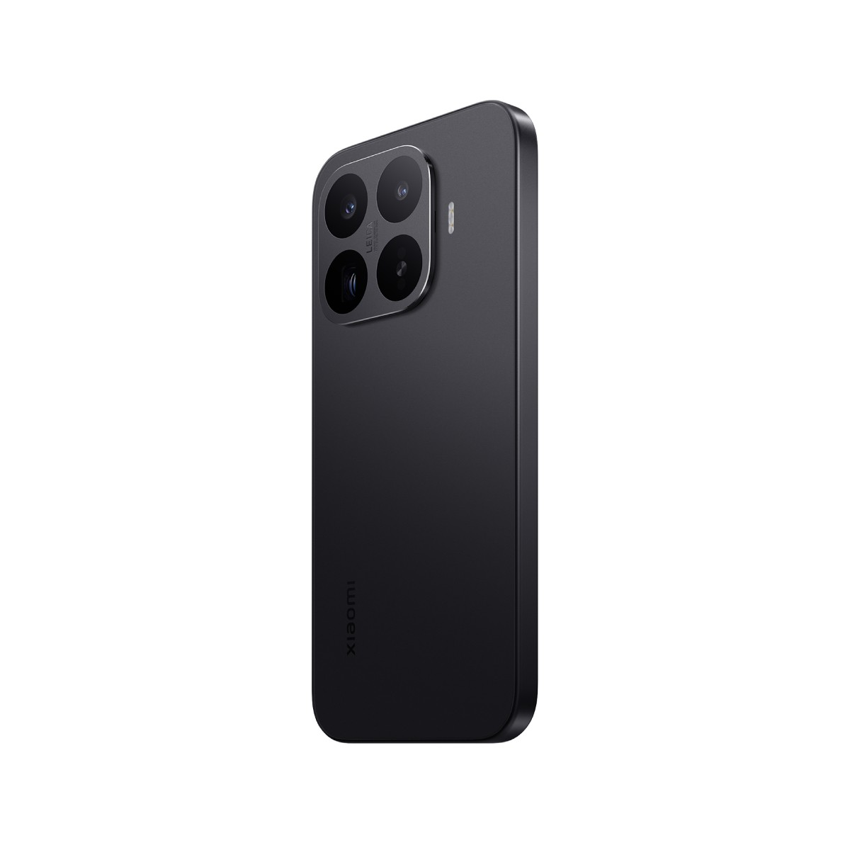 Schwarzes Smartphone mit vierfacher Leica-Kamera und Xiaomi-Logo auf weißem Hintergrund.