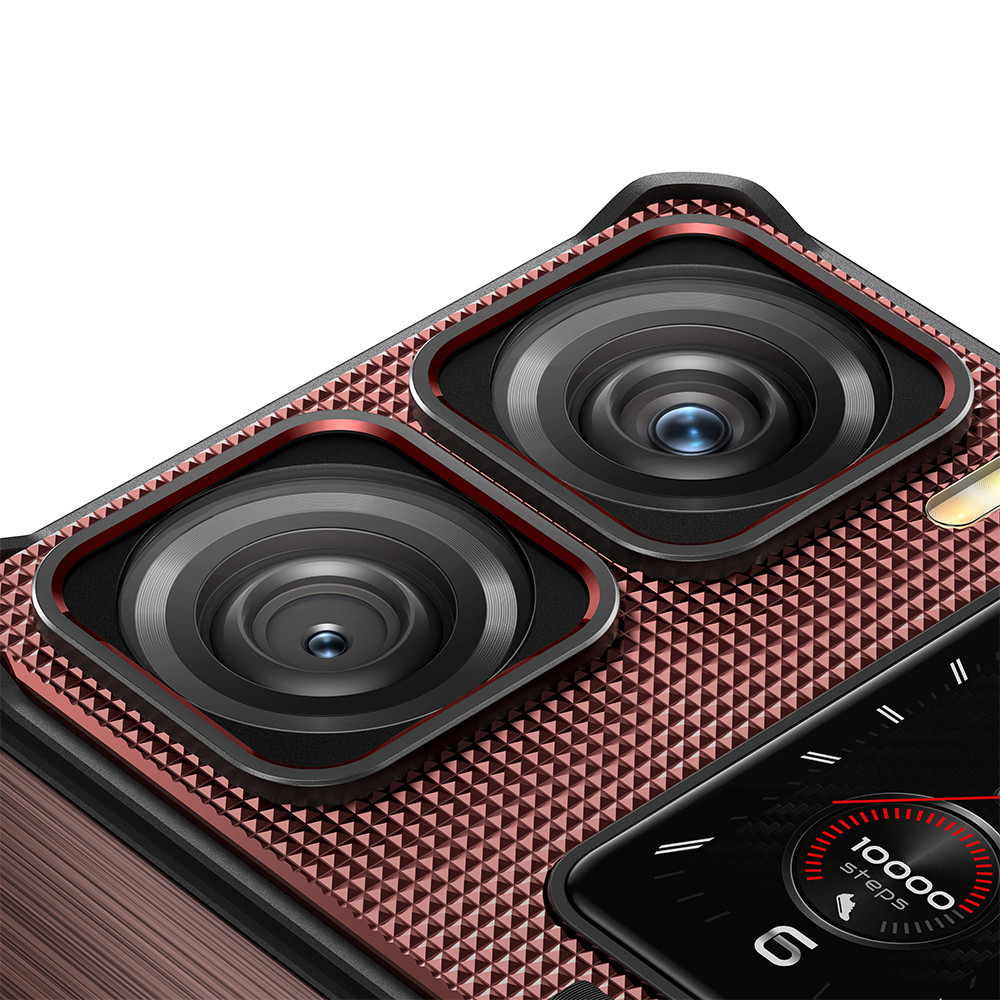 Primo piano di due obiettivi della fotocamera su una custodia per telefono oro rosa con motivo a diamante.