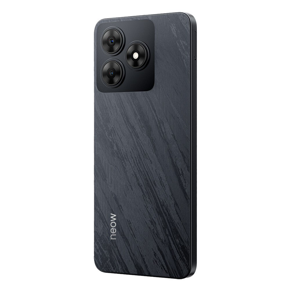 Smartphone scuro con tre fotocamere e retro testurizzato.