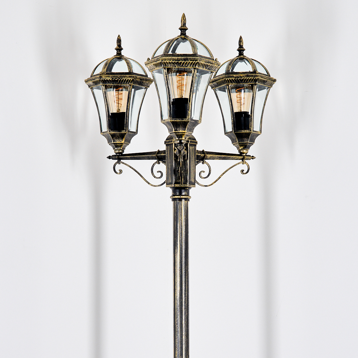 Opulente dreiköpfige Messing-Laterne mit Glasschirmen und Edison-Glühbirnen.
