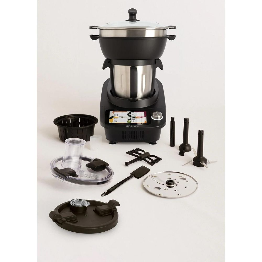 Un robot de cocina negro con accesorios, incluyendo cesta de vapor y varios accesorios.