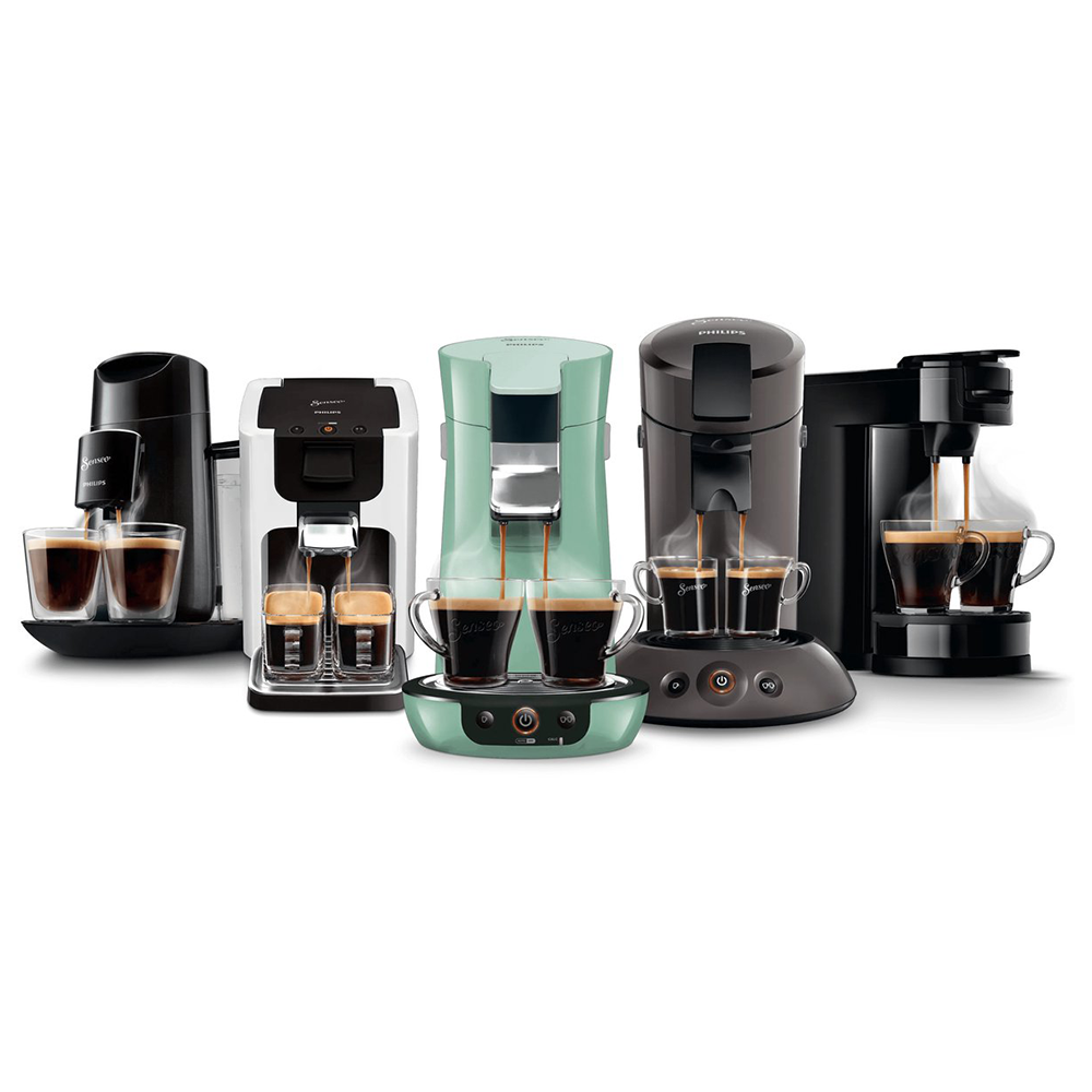 Mehrere Kaffeemaschinen brühen Kaffee in Gläser.