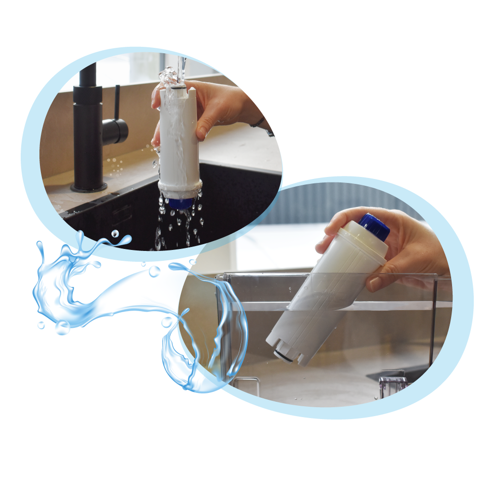 Wasser fließt über einen weißen Wasserfilter in einer Spüle und in einem Behälter.