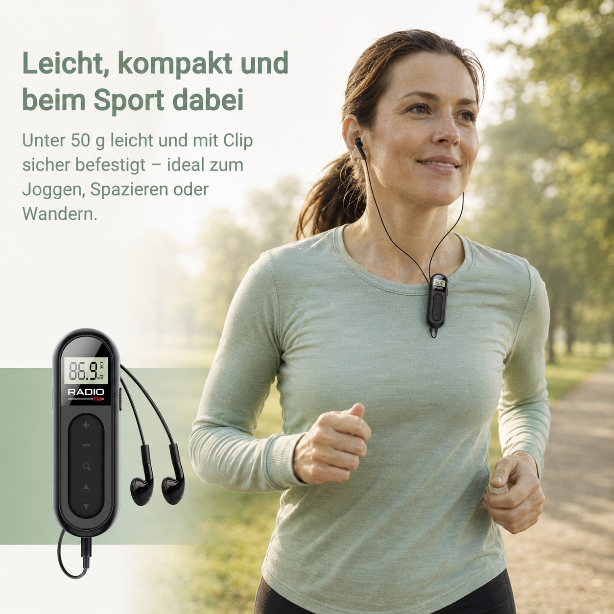 Eine Frau joggt mit einem kleinen schwarzen Radio und Kopfhörern im Freien.