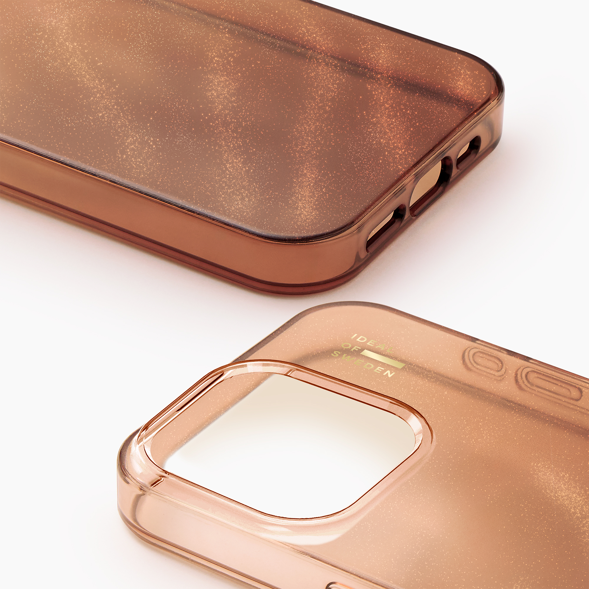 Zwei durchscheinende bronzefarbene Handyhüllen mit Glitzerpartikeln auf weißem Hintergrund.