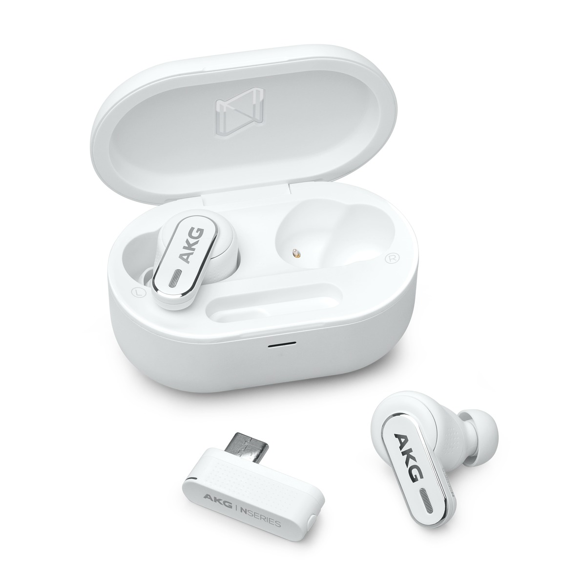 Écouteurs AKG blancs avec étui de chargement et adaptateur USB-C sur fond blanc.