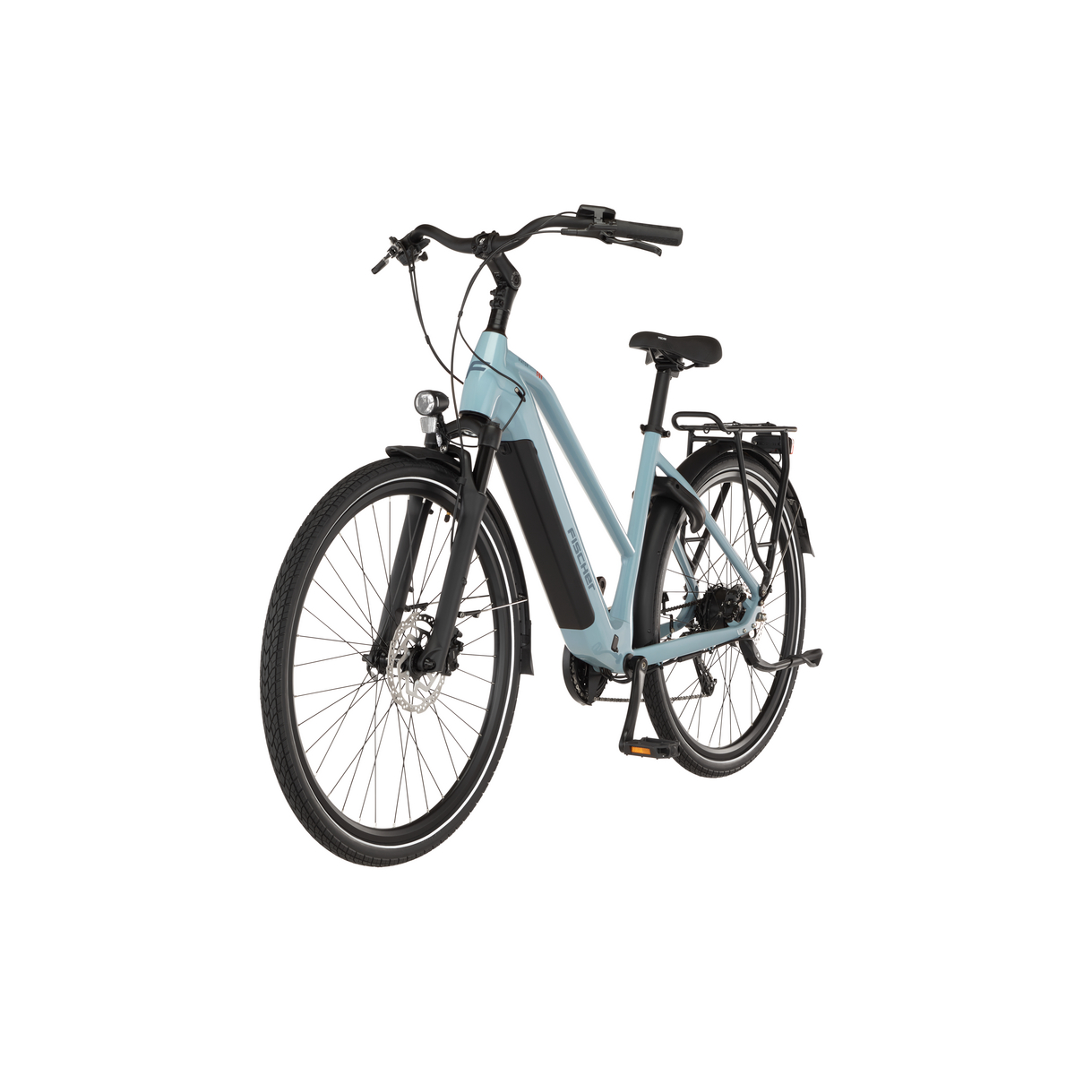 Ein hellblaues E-Bike mit schwarzem Gepäckträger und Schutzblechen.