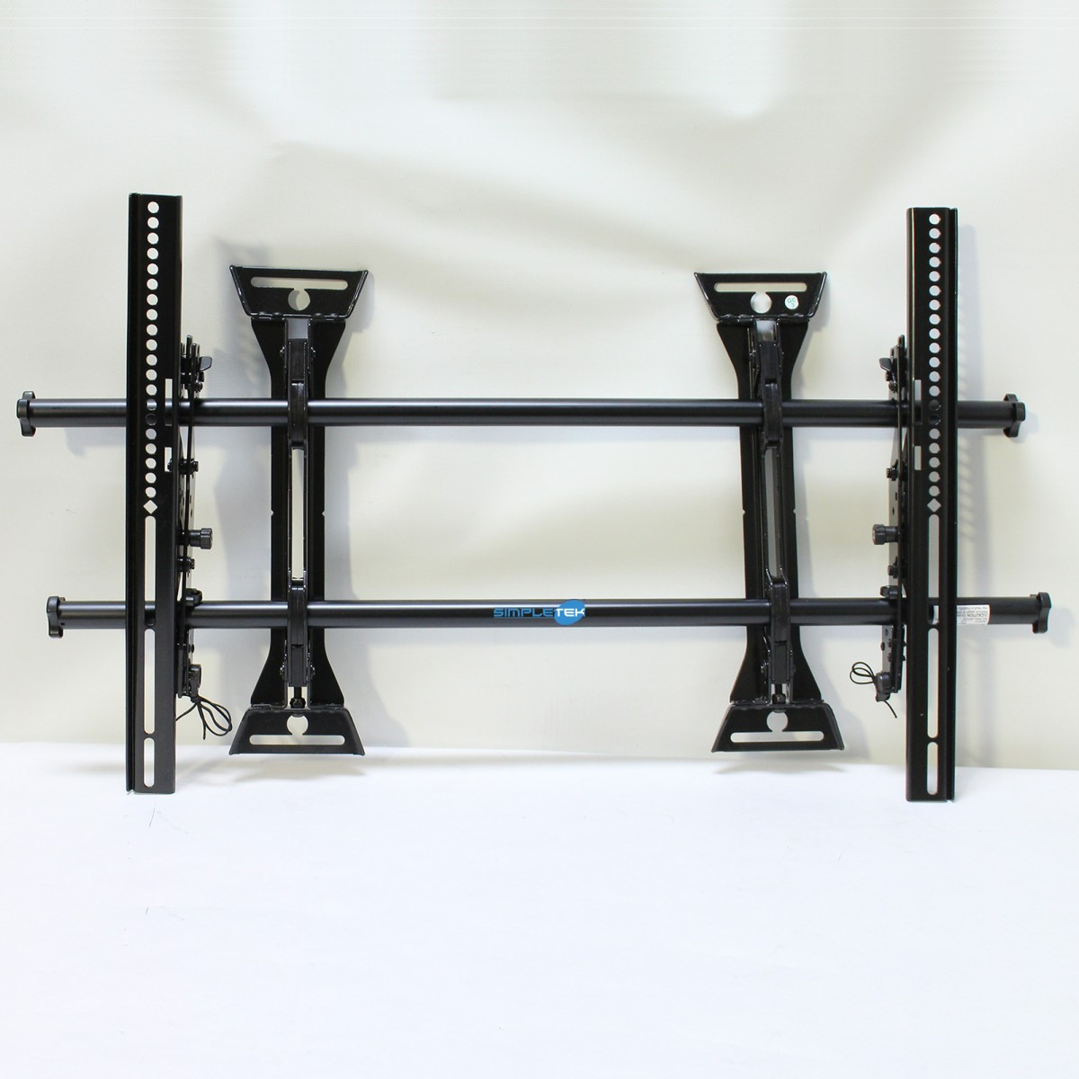 Soporte de pared para TV negro con rieles horizontales y verticales.