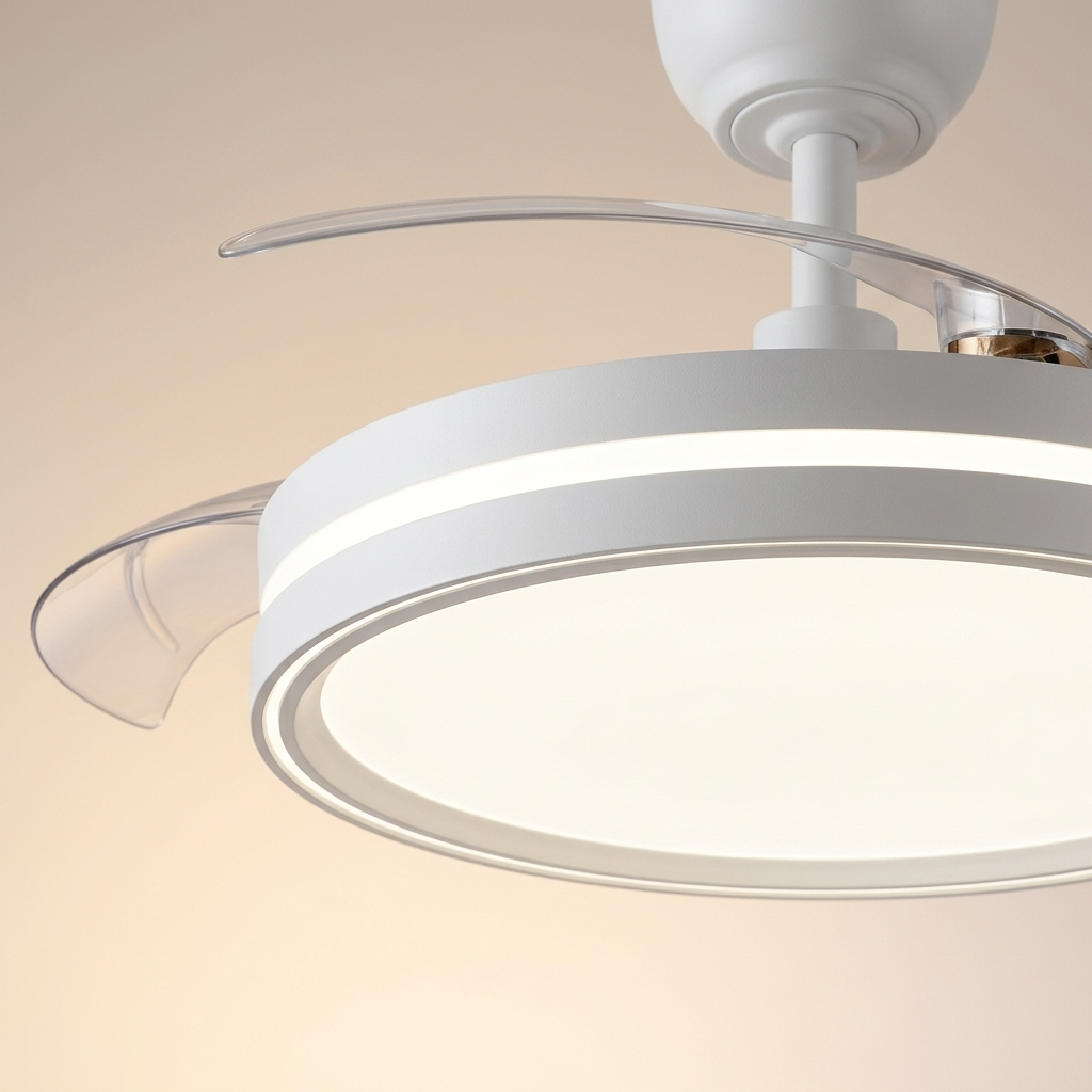 Una lámpara de ventilador de techo blanca con aspas retráctiles e iluminación LED integrada.