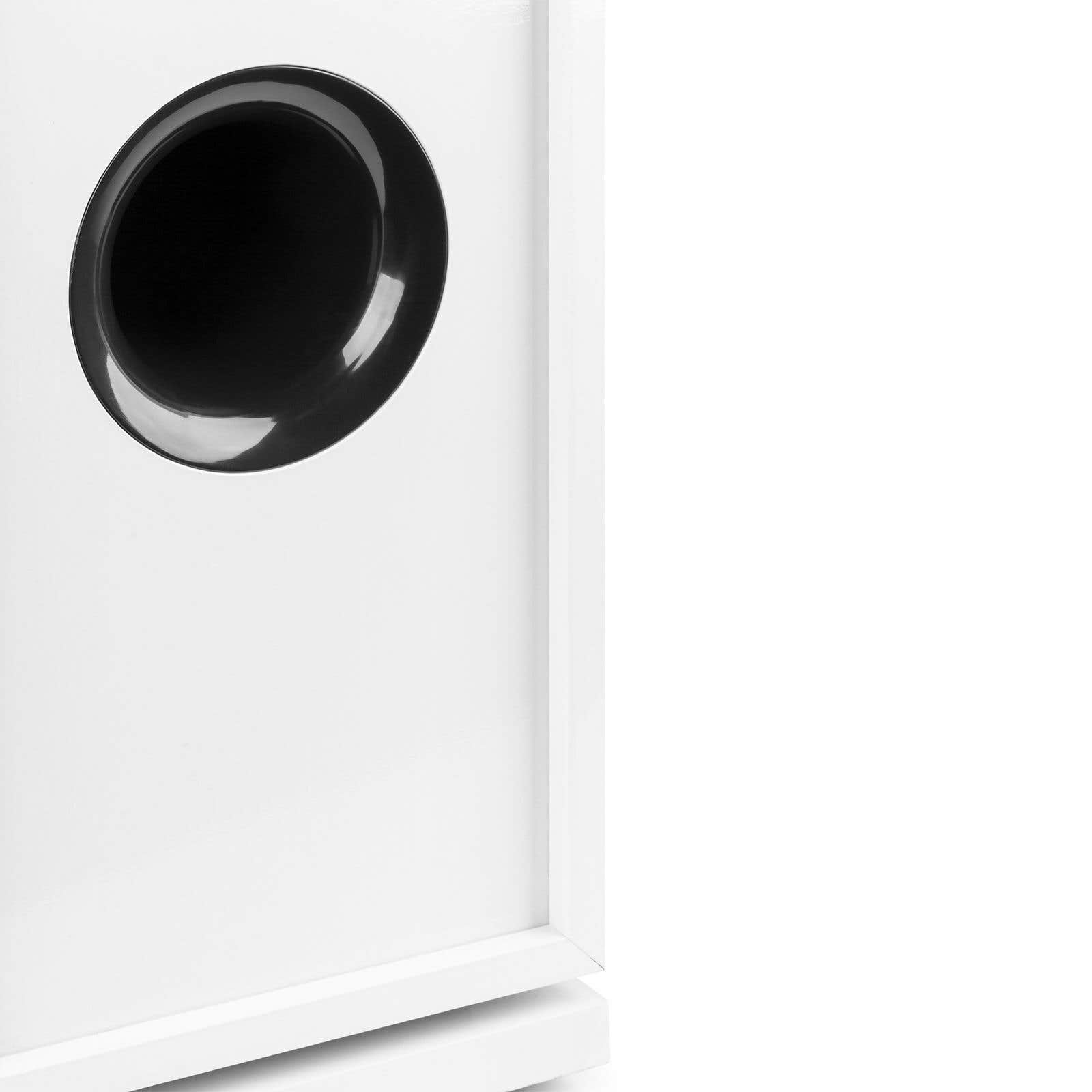 Un altavoz blanco con un puerto bass reflex redondo negro.