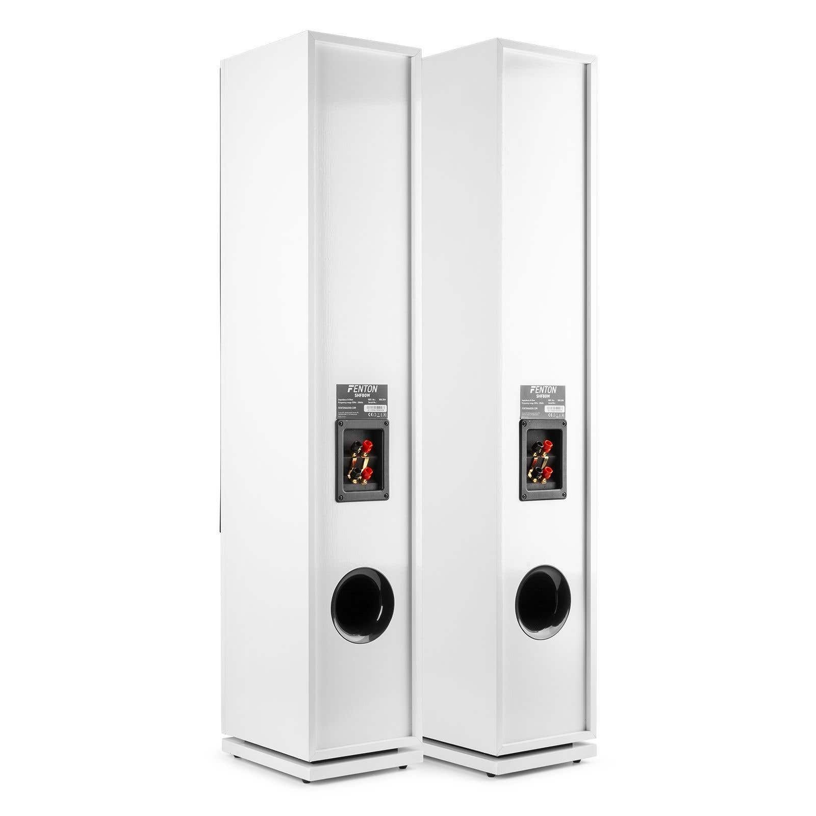 Dos altavoces blancos con terminales negros y puertos bass reflex traseros.