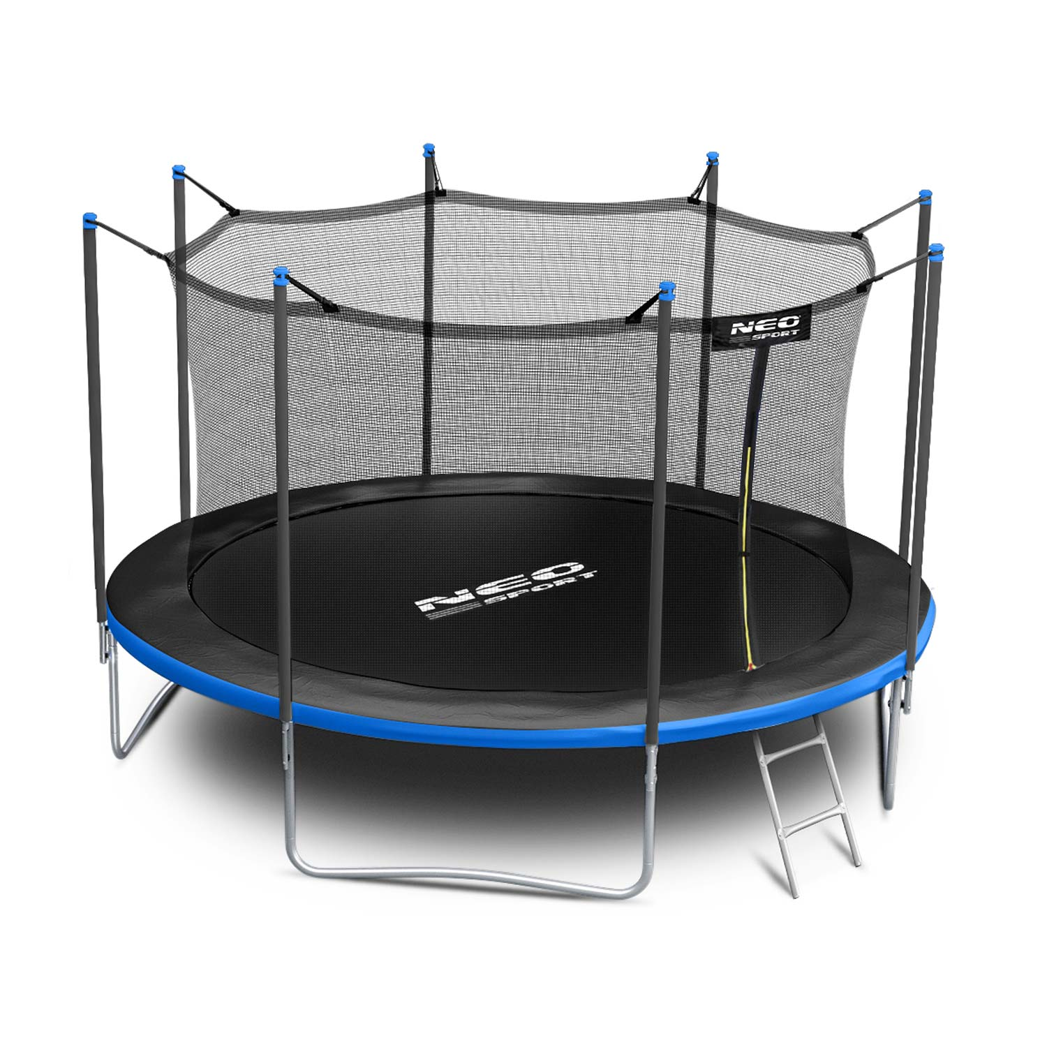 Trampolina z siatką zabezpieczającą, niebieskim brzegiem i drabiną