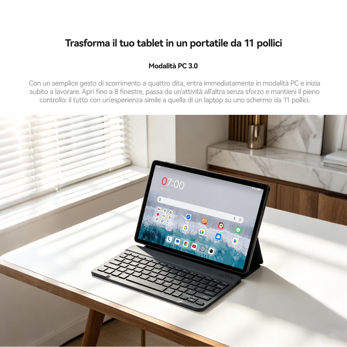 Un tablet con tastiera in modalità PC è esposto su un tavolo.