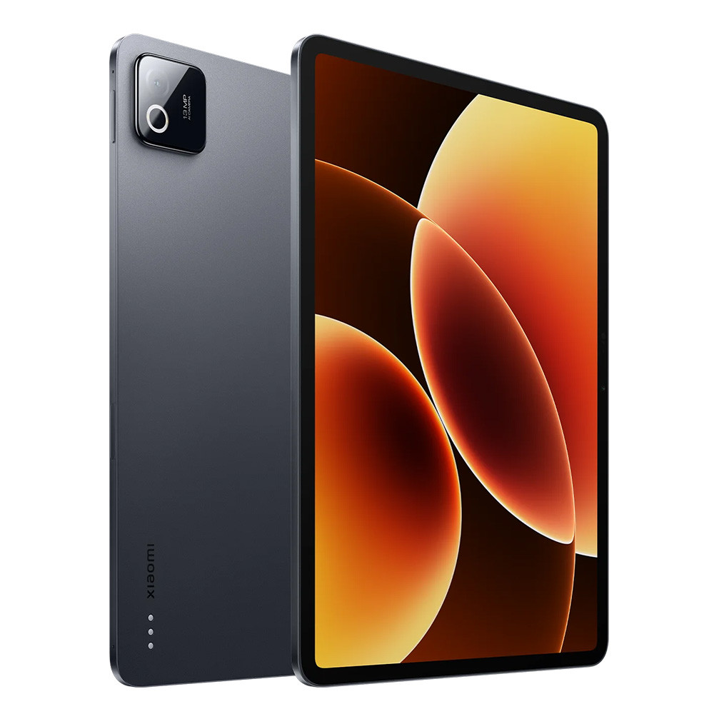 Un tablet Xiaomi grigio scuro è mostrato di sbieco con lo schermo che visualizza forme astratte arancioni e gialle.