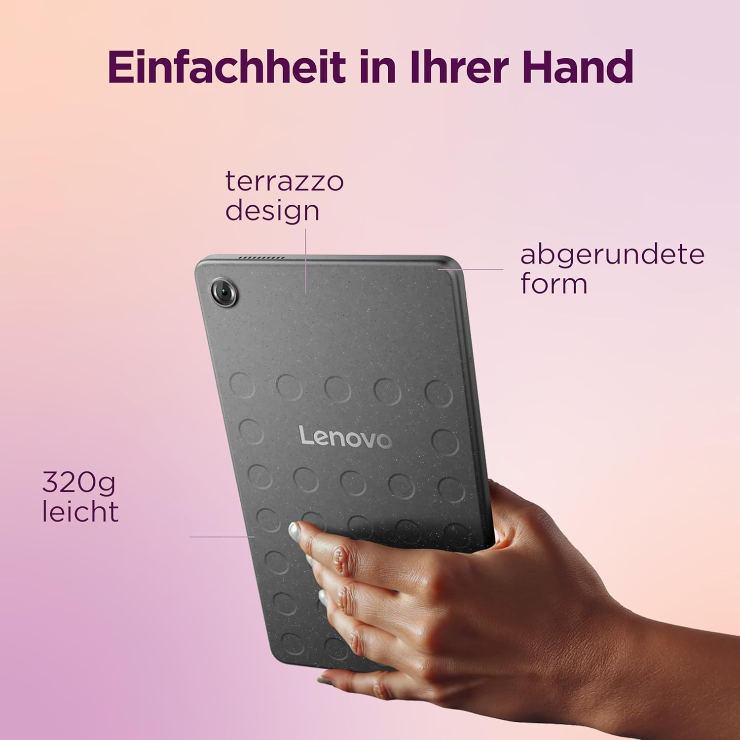 Una mano tiene un tablet Lenovo grigio con design terrazzo e angoli arrotondati.