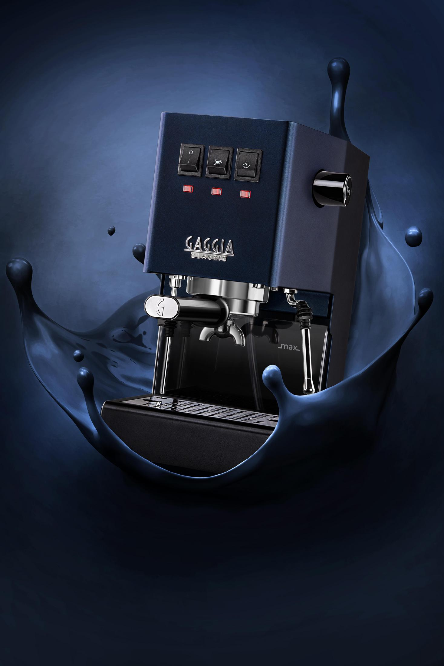 Een donkere espressomachine met Gaggia Classic logo, omgeven door blauwe vloeistofspetters.