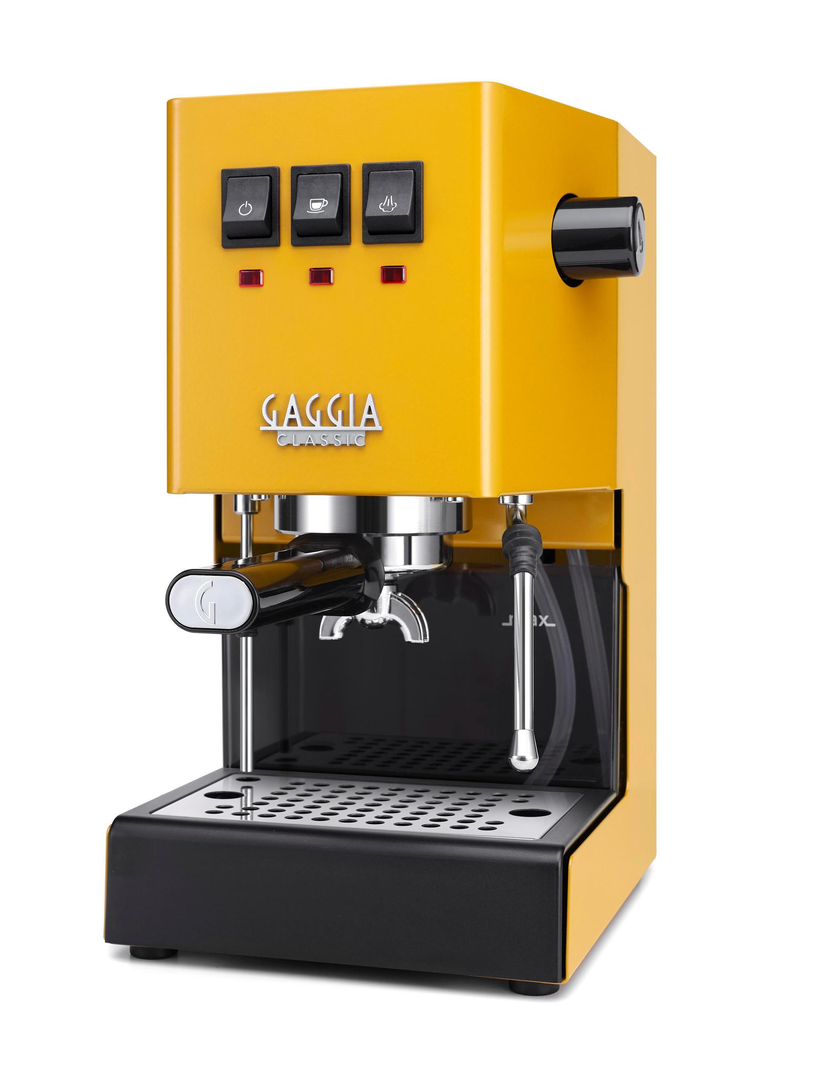 Gele espressomachine met zwarte bedieningselementen en chroomkleurige accenten.