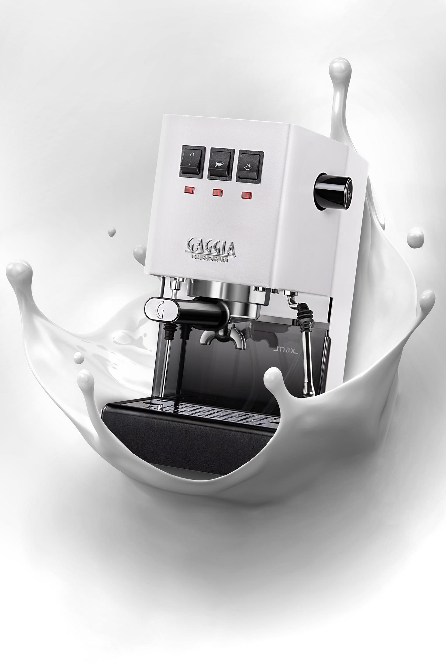 Een witte Gaggia espressomachine spat in melk.