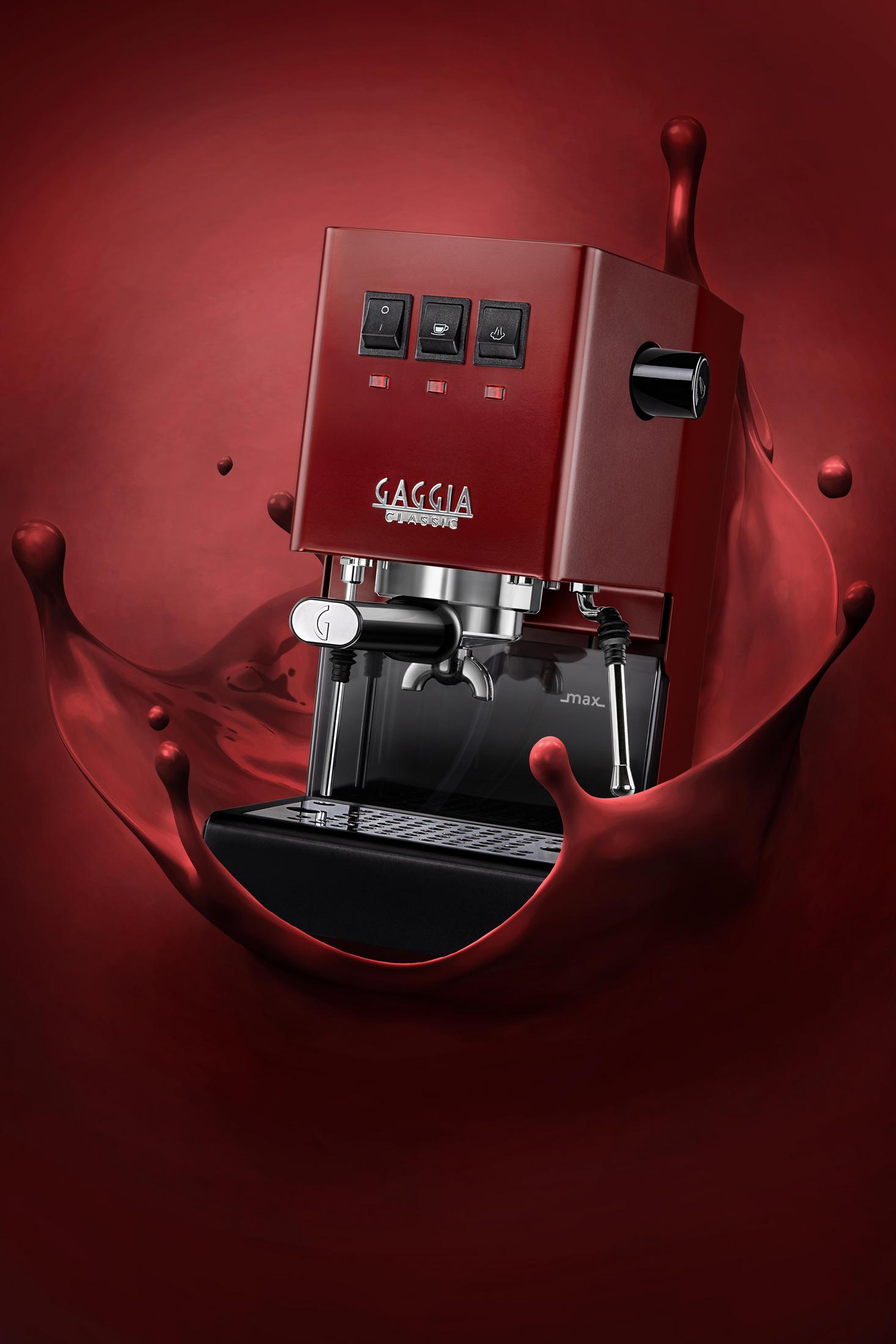 Rode Gaggia espressomachine met spatten op rode achtergrond.