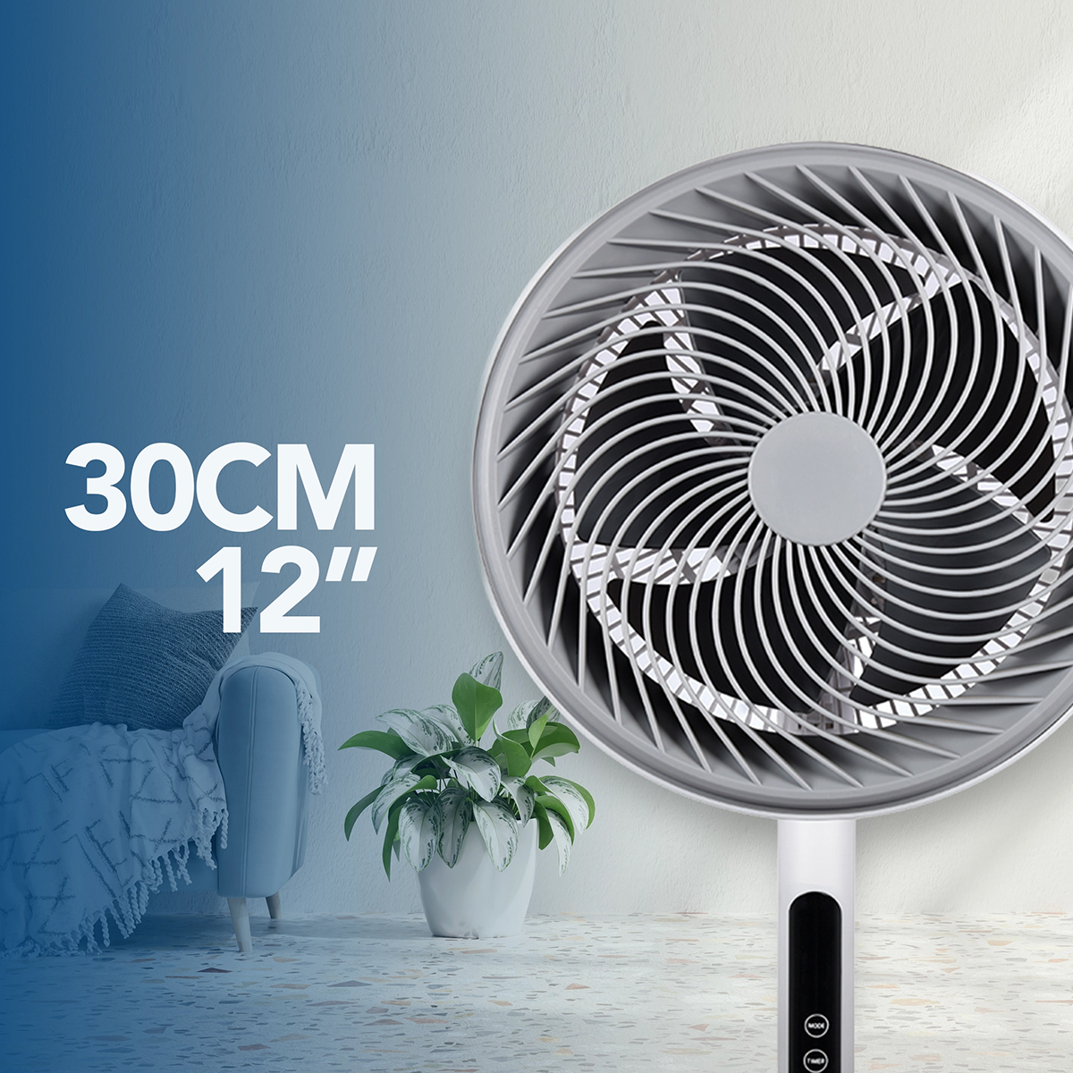 Un ventilador blanco con rejilla estampada junto a una planta en maceta y un sofá.