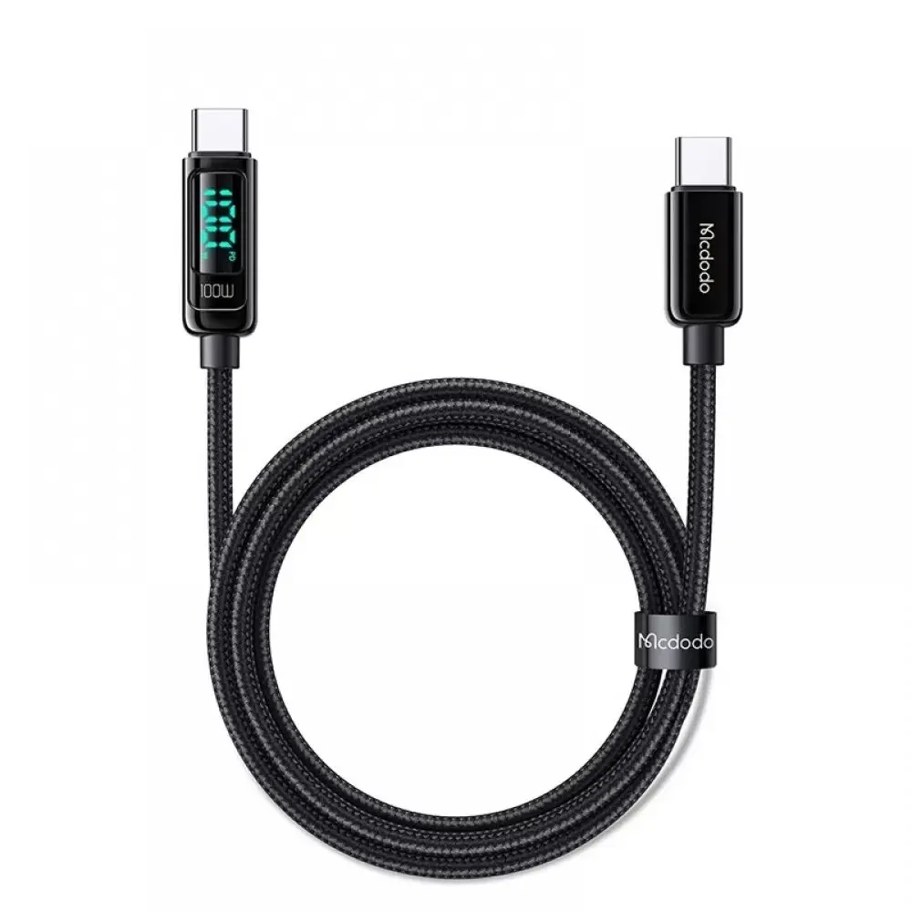 100W gücü gösteren dijital ekrana sahip siyah USB-C kablosu.