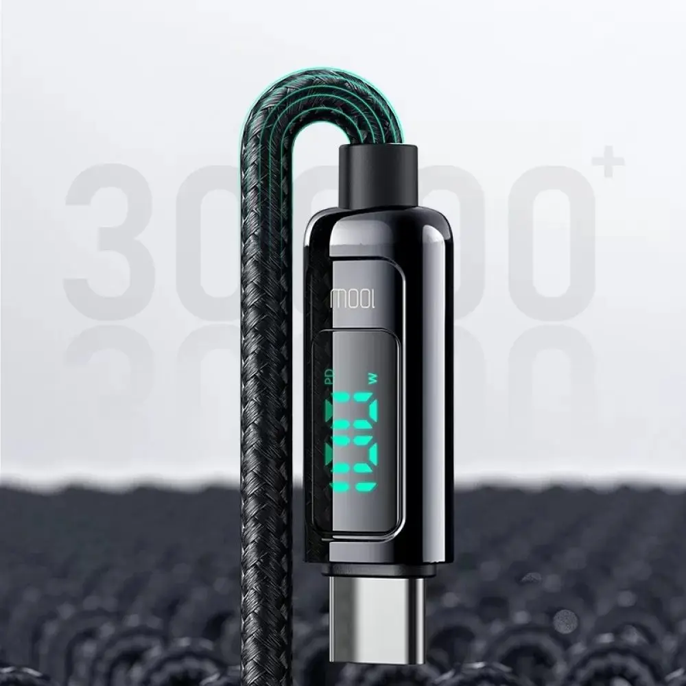 Dijital güç göstergeli ve USB-C konektörlü siyah şarj kablosu.