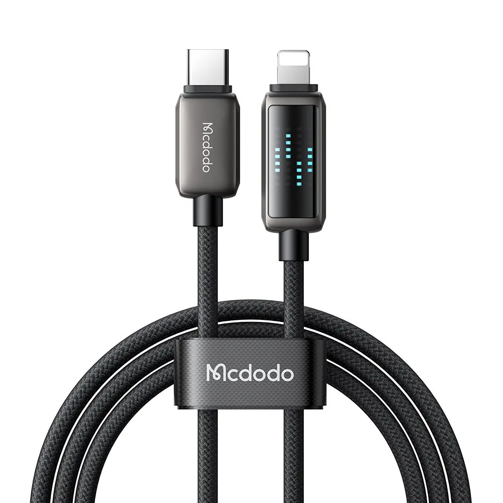 Mcodo logolu, USB-C ve Lightning konnektörlü siyah şarj kablosu.
