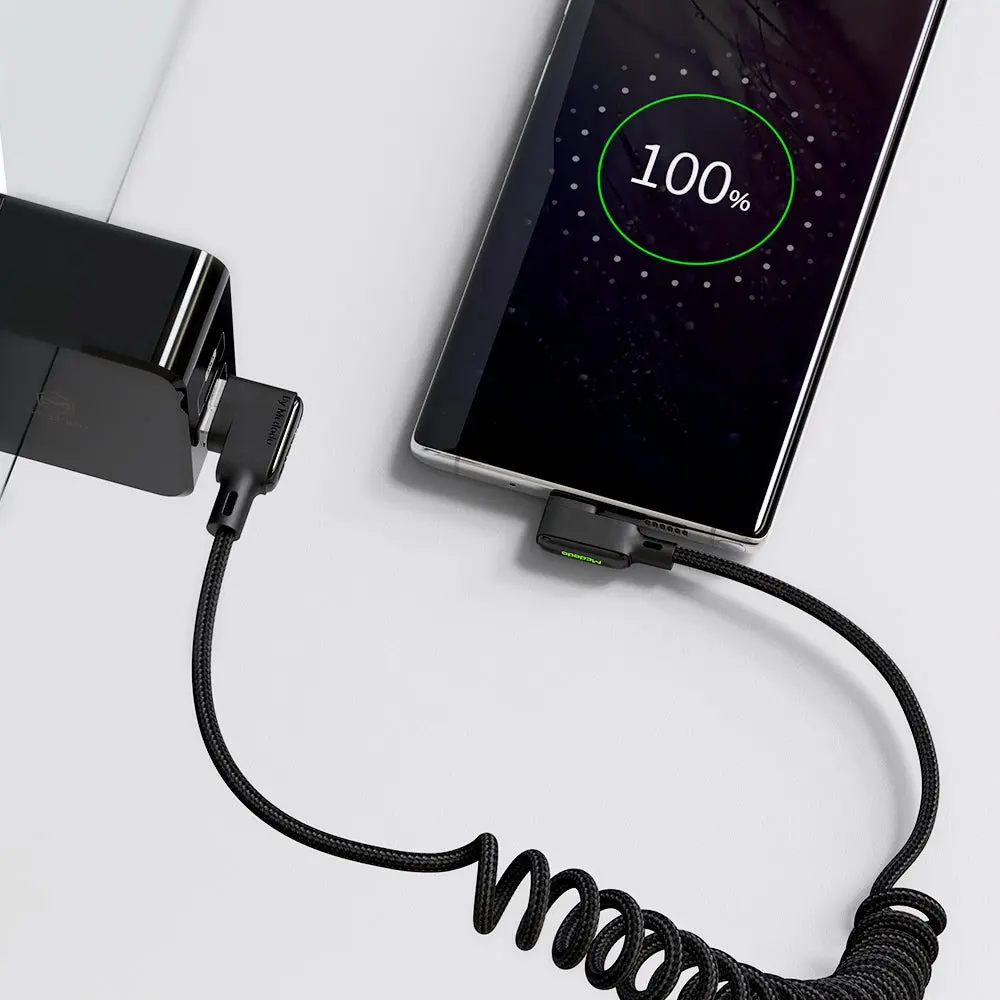 Schwarzes Ladekabel verbindet ein schwarzes Netzteil mit einem Smartphone, das zu 100 % aufgeladen ist.