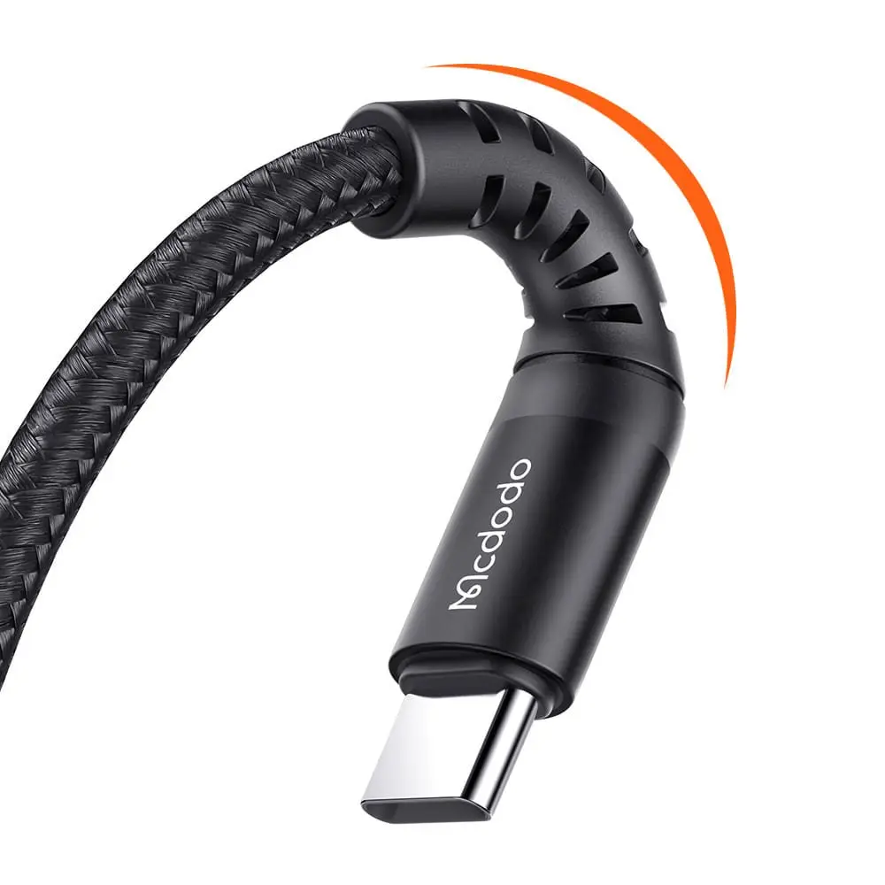 Güçlendirilmiş bükülme önleyici korumalı siyah USB-C kablosu ve gümüş konnektör.