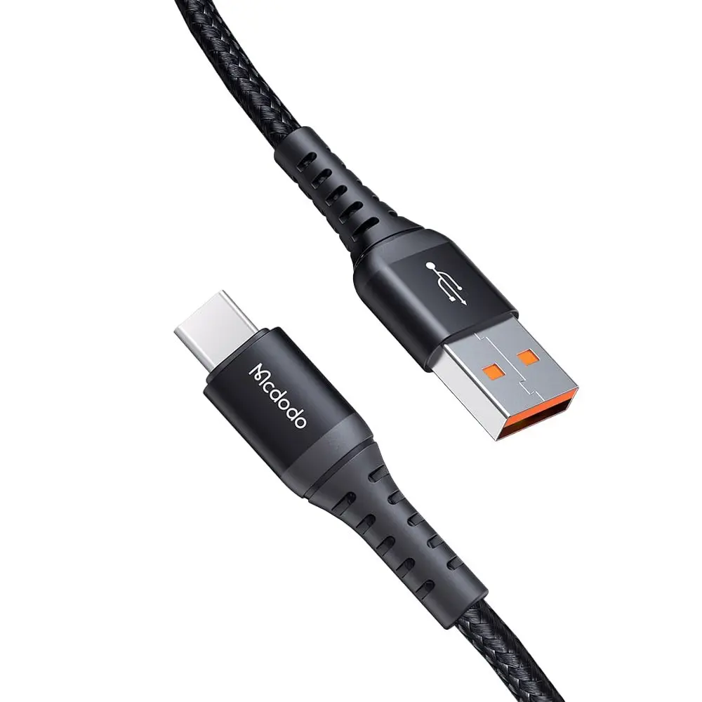 Beyaz arka planda siyah örgülü USB-C - USB-A kablosu.