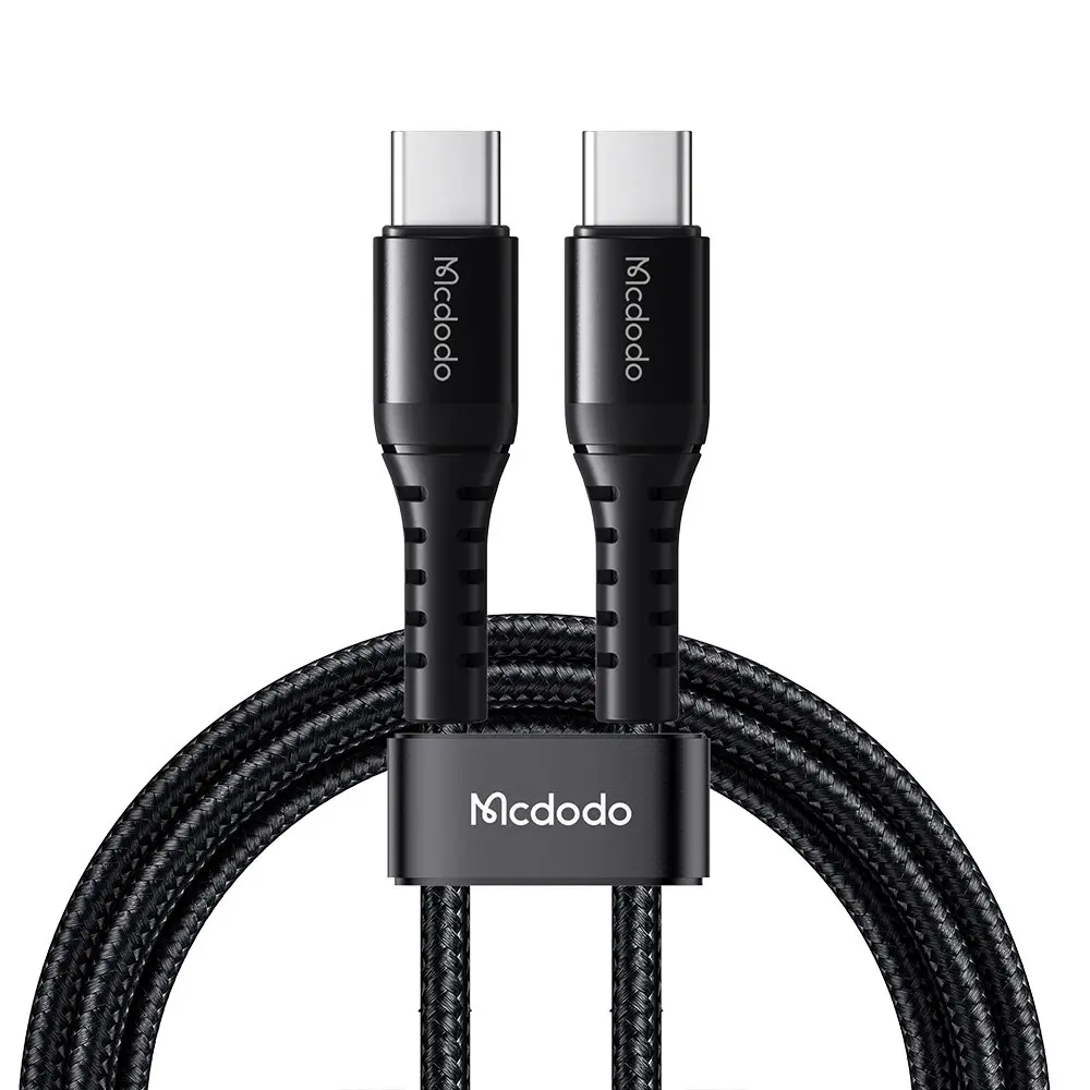 Beyaz konektörlü ve "Mcdodo" logolu iki siyah USB-C kablosu beyaz arka planda.