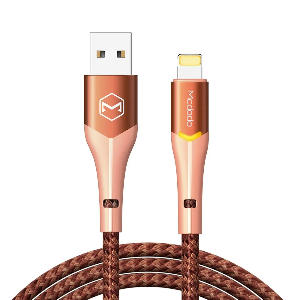Rose altın rengi USB'den Lightning'e kablo, örgülü kahverengi kablo ve logolar.