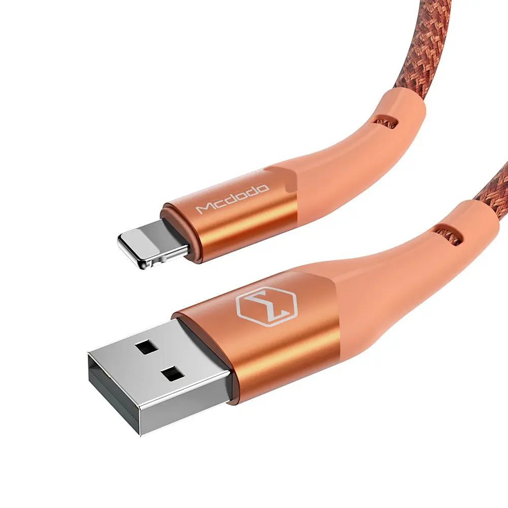 Beyaz arka plan üzerinde USB-A ve Lightning konektörlü turuncu şarj kablosu.