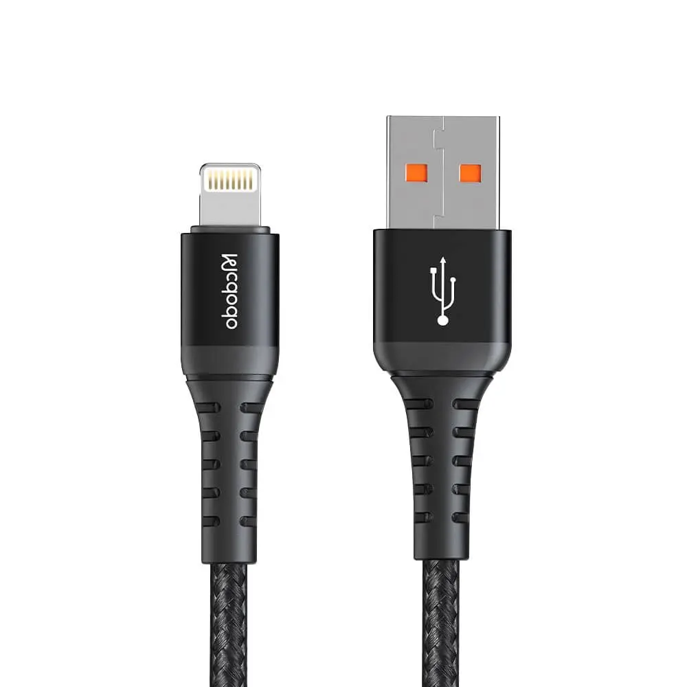 Siyah USB'den Lightning'e kablo, örgülü kumaş, beyaz konektörler ve logo.