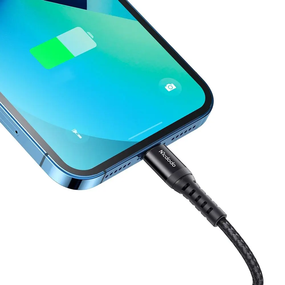 Siyah şarj kablosu mavi bir akıllı telefona takılı.