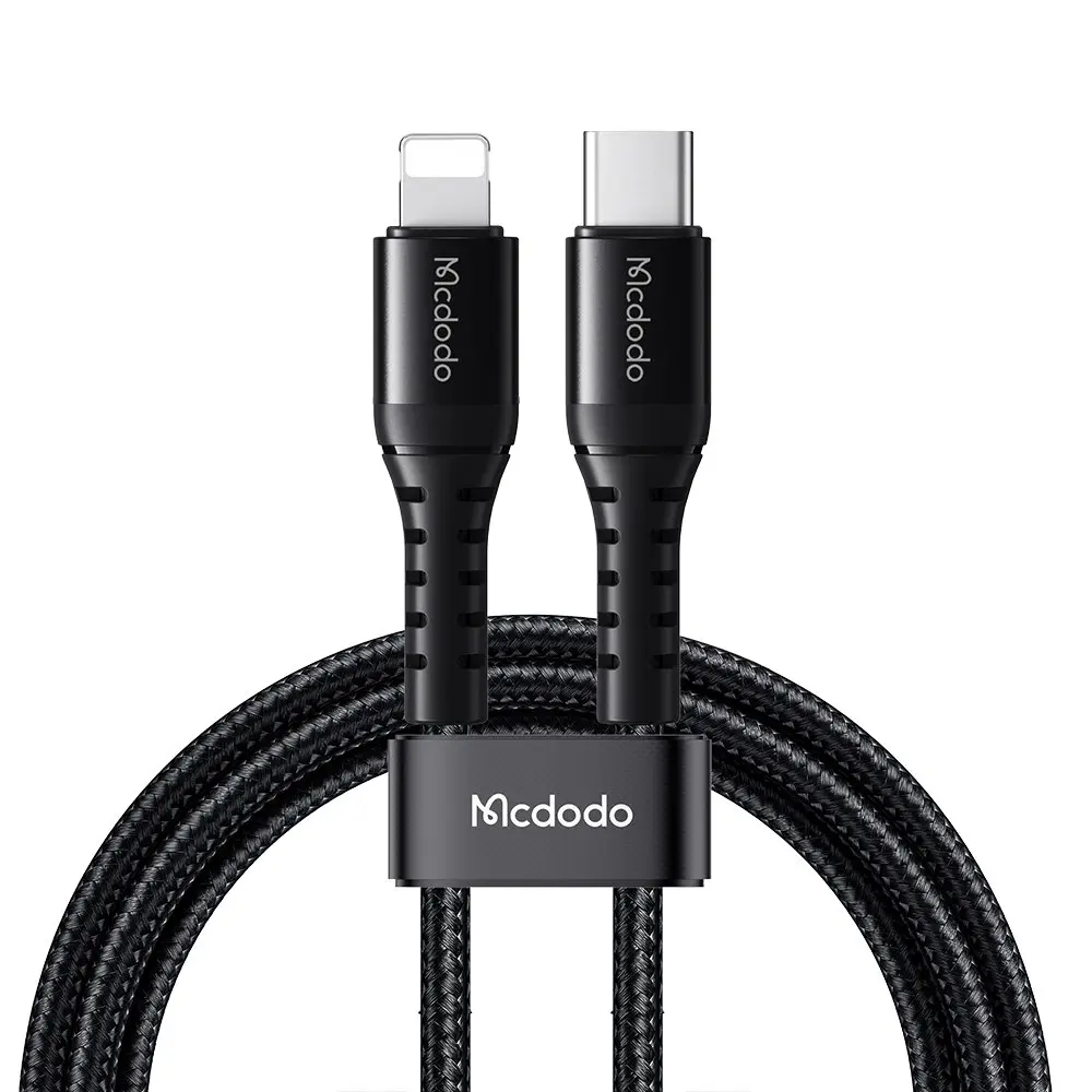 USB-C ve Lightning konektörlü siyah MDCDO şarj kablosu.