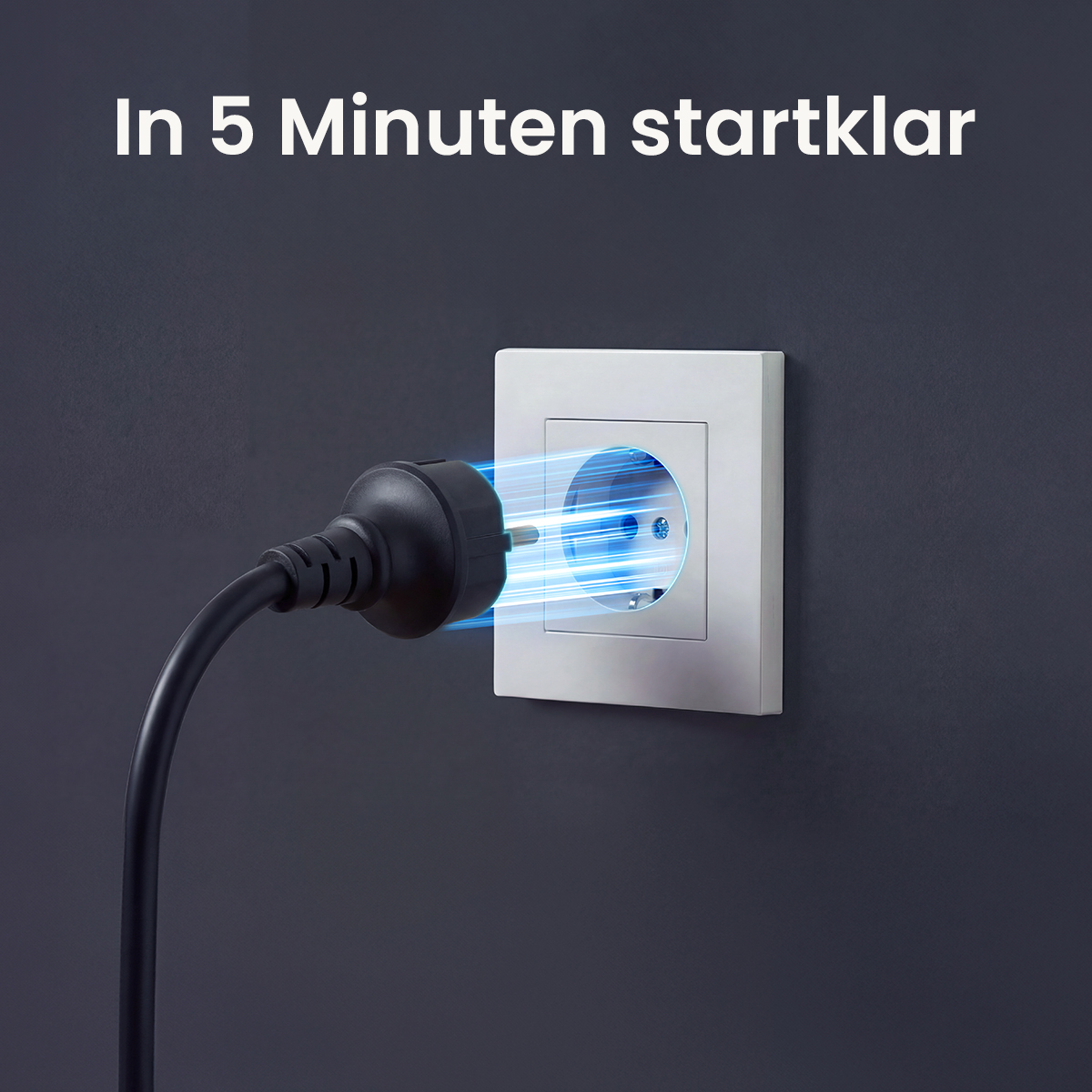 Ein schwarzer Stecker wird in eine weiße Steckdose gesteckt, mit blauen Lichtstrahlen.